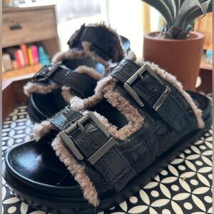 Fur sandals